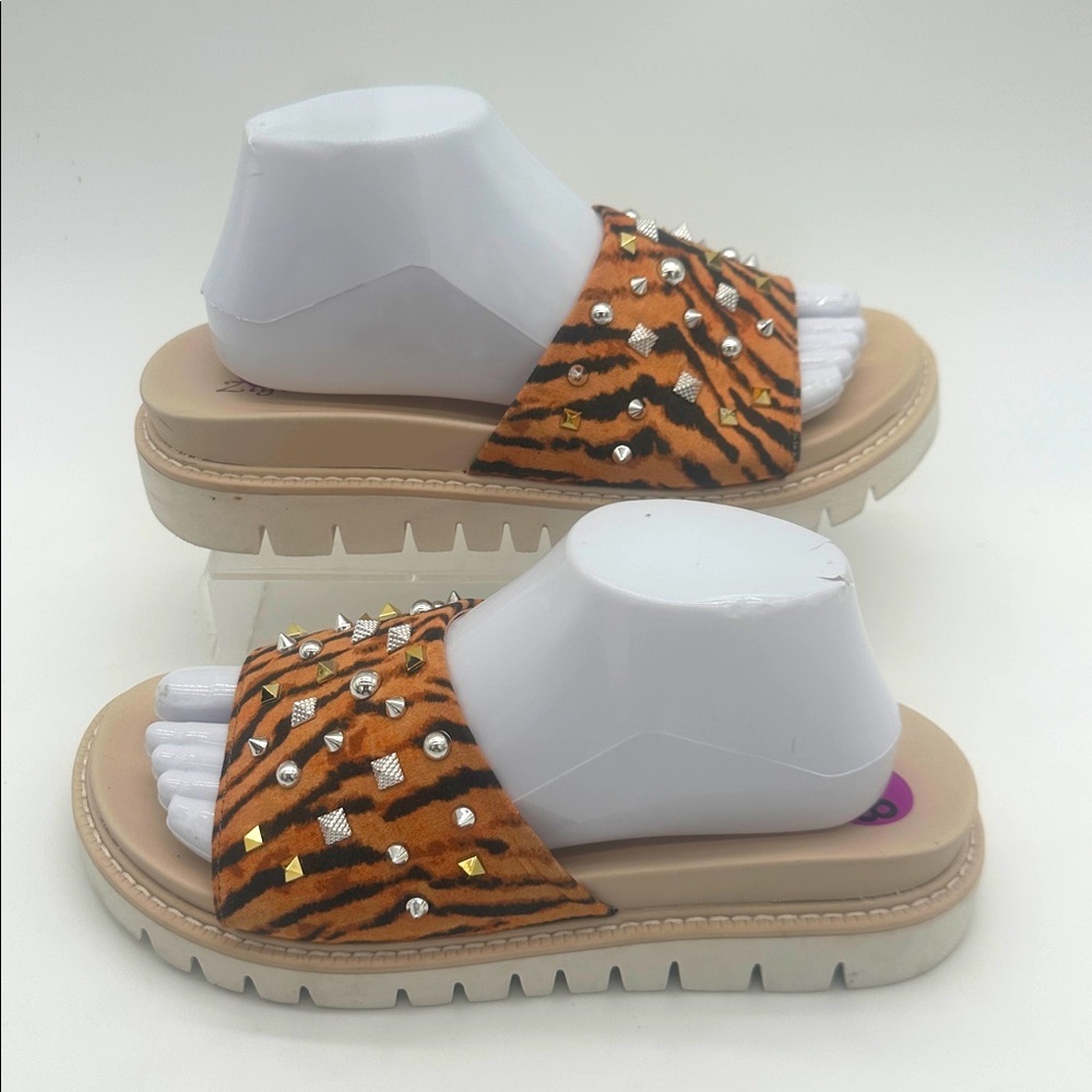 Zigi Soho Tan Tiger Stripe Print Studded Sandals Womens Size 8.5